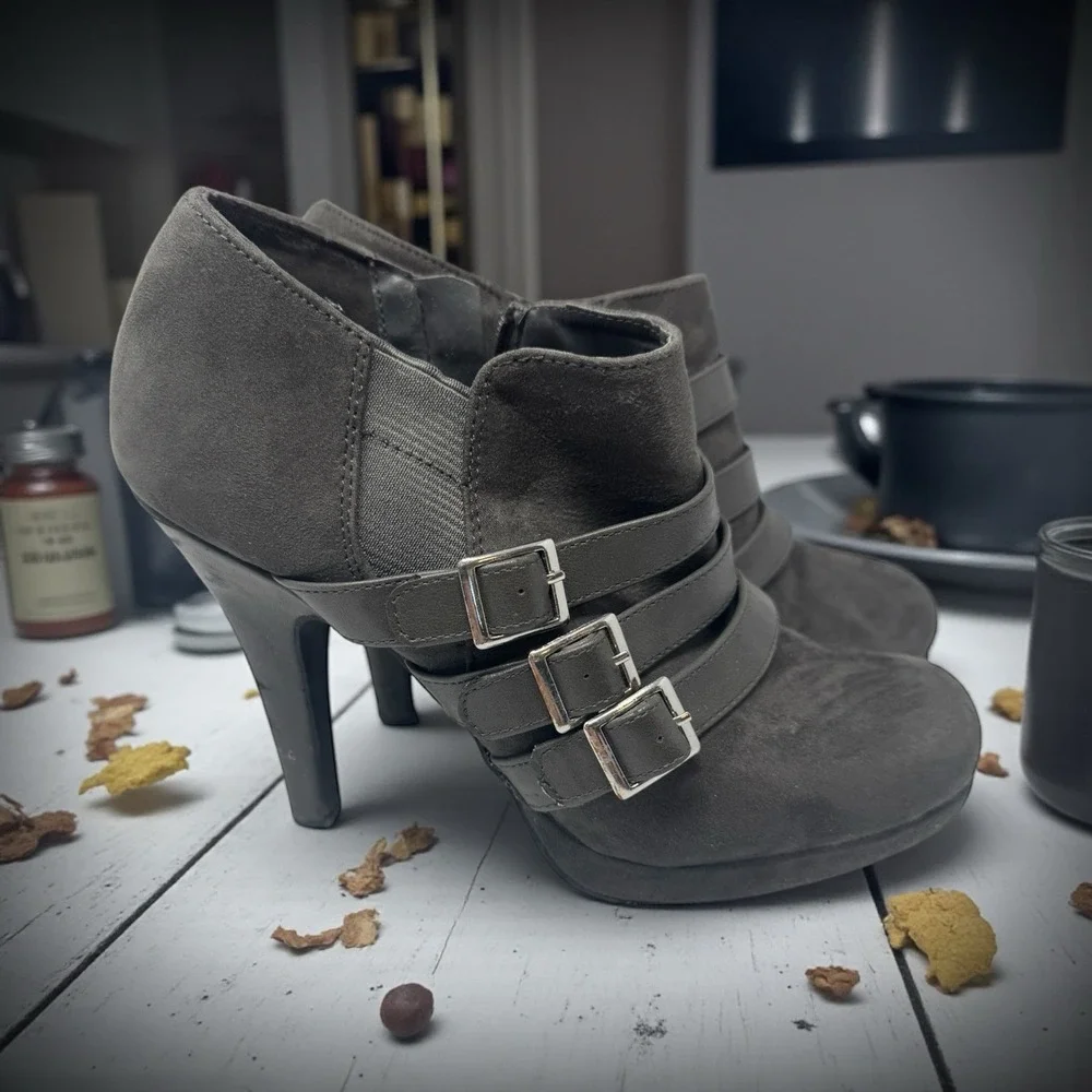 Fergalicious 🖤Y2K Grunge Platform Buckles Dark Academia Goth Bratz Doll Heels 8